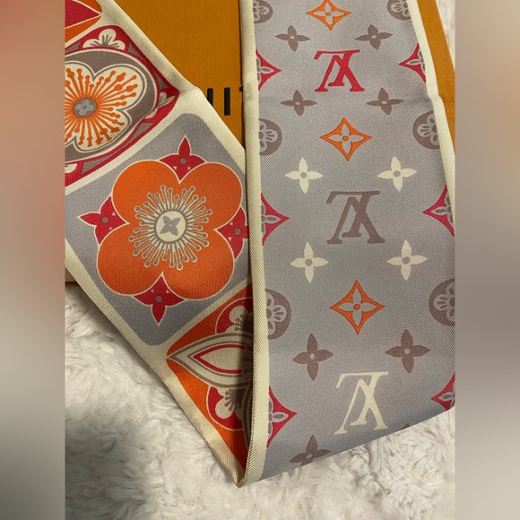 New Authentic Louis Vuitton Bandeau❗️ - Picture 2 of 5